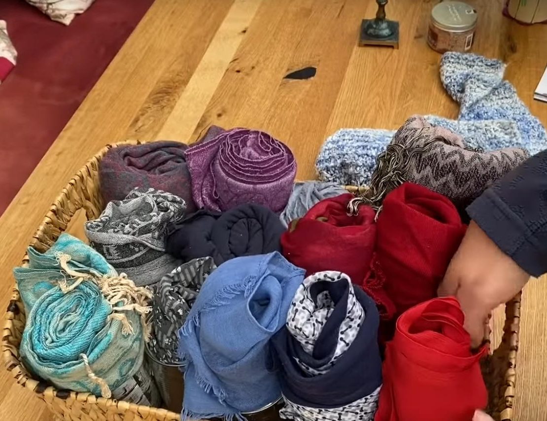 Tücher im Schrank ordnen