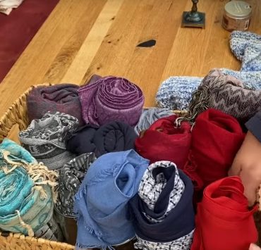 Tücher im Schrank ordnen