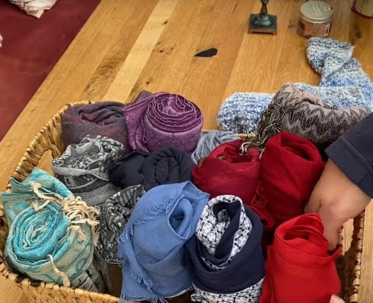 Tücher im Schrank ordnen